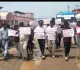 Giridih News: सड़क नहीं तो आंदोलन: जर्जर स्टेशन रोड को लेकर भड़के युवा, राजेश सिन्हा के नेतृत्व में किया प्रदर्शन
