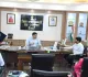 Deoghar News: उपायुक्त ने लंबित सेवा मामलों की समीक्षा की, लापरवाही पर सख्त कार्रवाई की चेतावनी