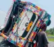 Pakur News: गिट्टी लदा अनियंत्रित ट्रेलर सड़क किनारे पलटा, बाल-बाल बची चालक की जान