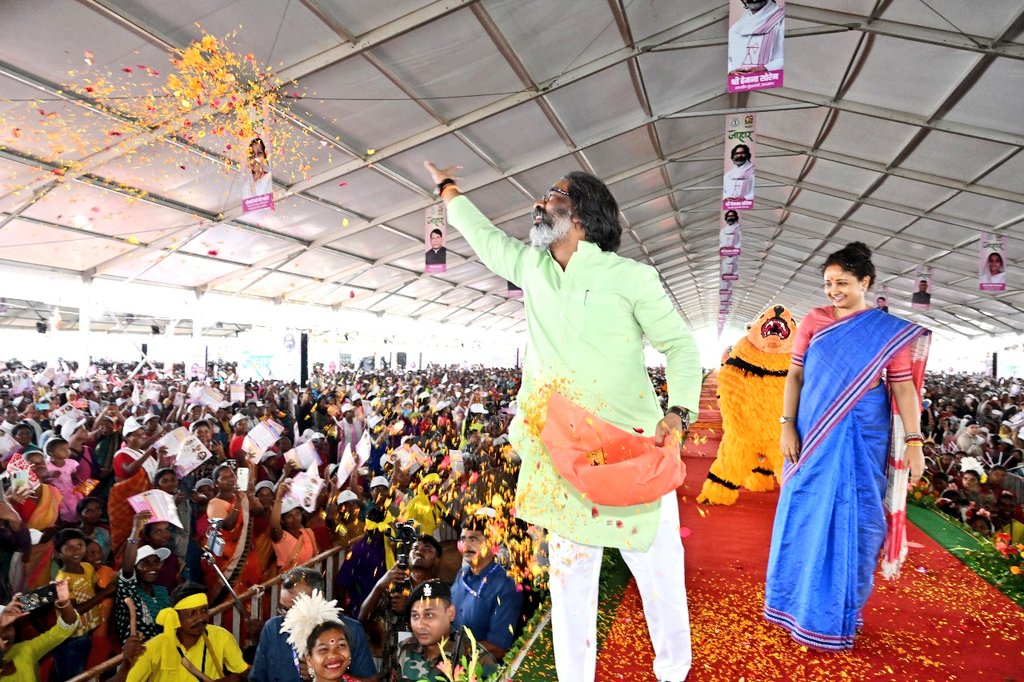 हेमंत सरकार का शक्ति प्रदर्शन, रांची में दिखे पति-पत्नी साथ और भाजपा को कोसते रहे