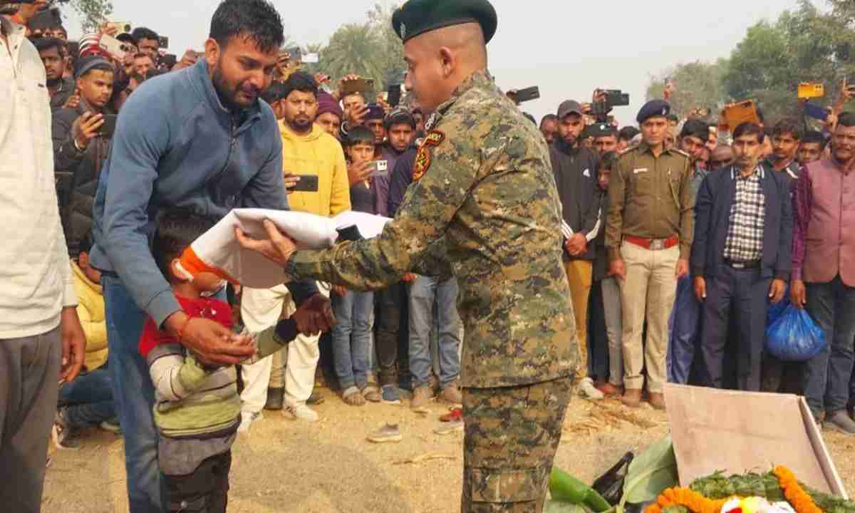 सीआरपीएफ जवान सुजीत का हुआ अंतिम संस्कार, अंतिम दर्शन को उमड़ा लोगों का हुजूम