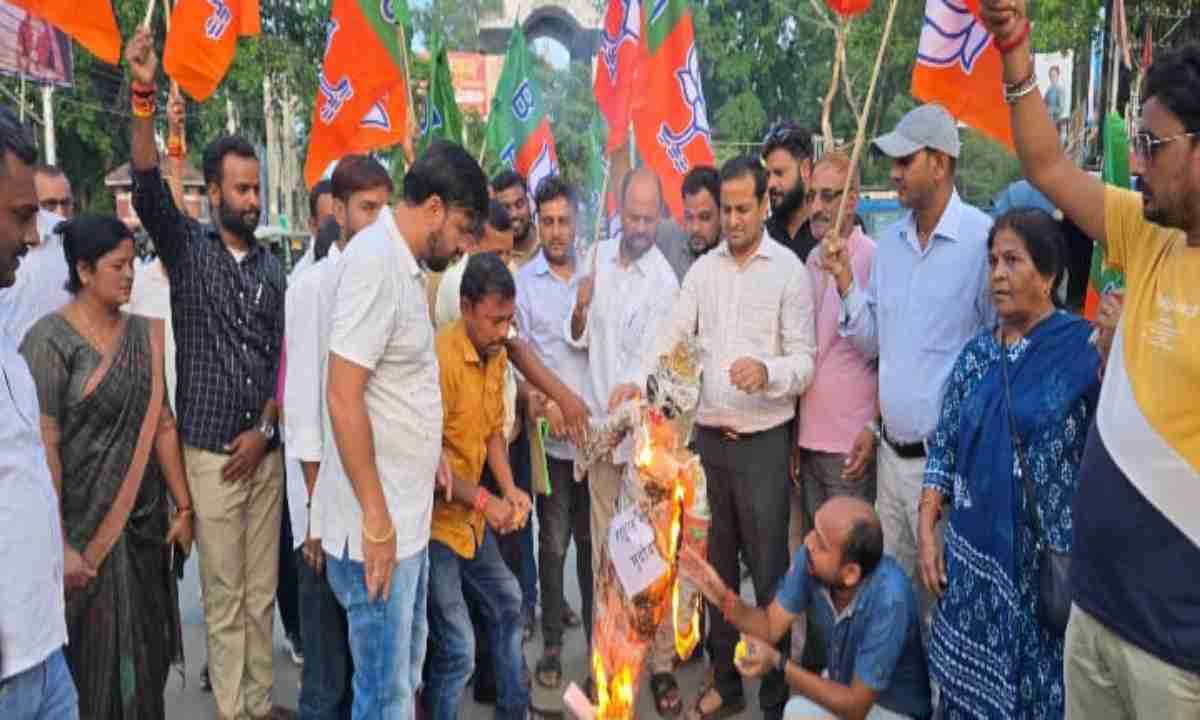 Palamu News: कांग्रेस के दोहरे रवैये के विरोध में भाजपा ने राहुल गांधी का फूंका पुतला