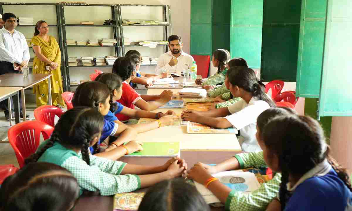 पलामू DC का कस्तूरबा विद्यालय में औचक निरीक्षण, पतली दाल पर जताई नाराजगी