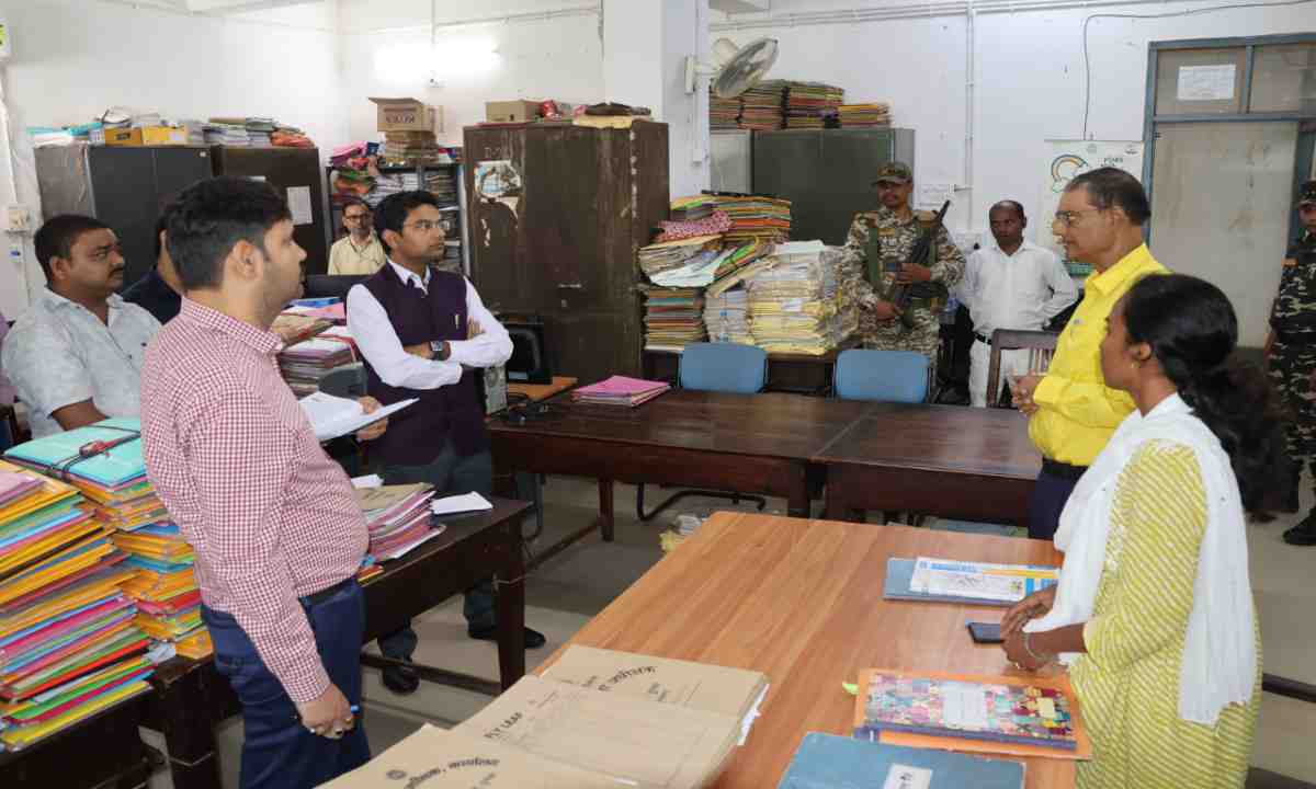 Dumka News: उपायुक्त अभिजीत सिन्हा ने जिला शिक्षा अधीक्षक कार्यालय का किया औचक निरीक्षण