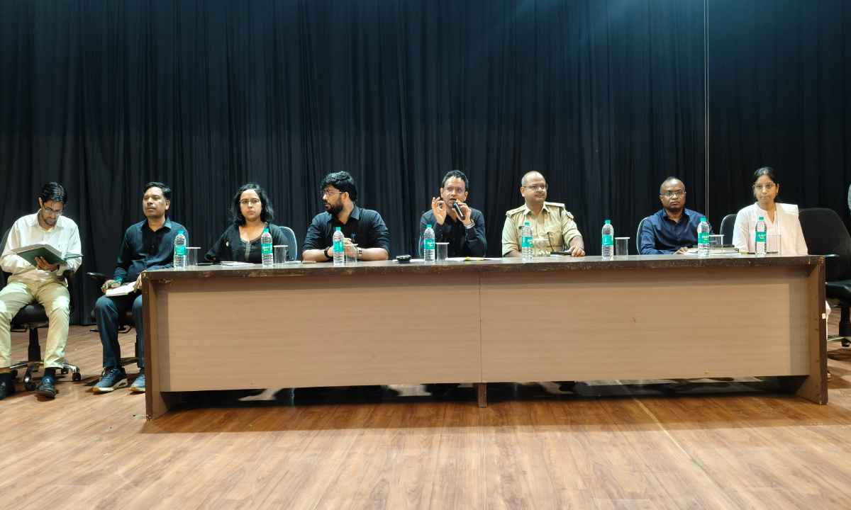 Hazaribagh News: क्षेत्रीय कार्यकर्ता परीक्षा के लिए उपायुक्त हेमंत सती और एसपी अमन कुमार ने की ब्रीफिंग