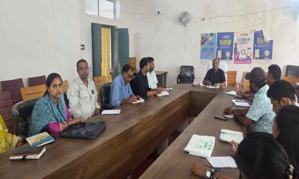 Dumka News: बीडीओ ने की मनरेगा योजनाओं और जीपीडीपी की समीक्षा बैठक