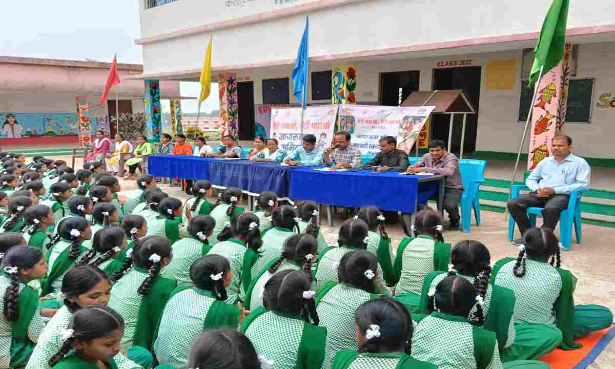 Giridih News: उपायुक्त के निर्देश पर गांडेय कस्तूरबा विद्यालय में किशोरी जागरूकता कार्यक्रम आयोजित