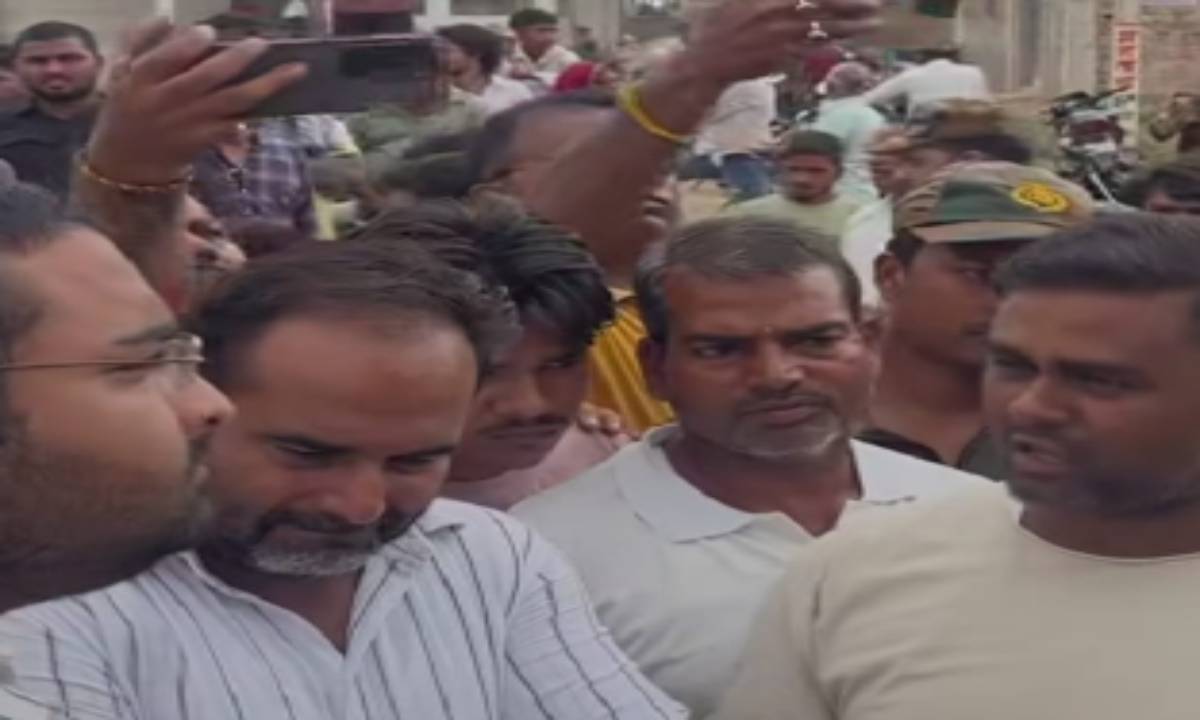 Koderma News: फीस न देने पर बच्चों को धूप में खड़ा करने वाले आईलेक्स स्कूल पर गिरेगी गाज