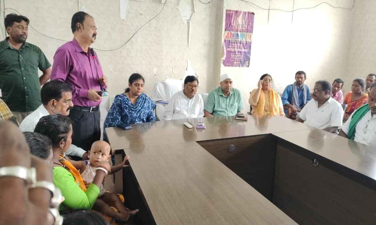 Pakur News: विधायक प्रो. स्टीफन मरांडी और DC मेघा भारद्वाज ने बांटे पारंपरिक वाद्य यंत्र