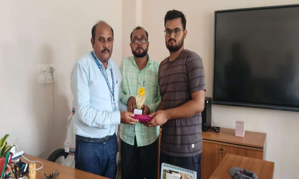 Sahebaganj News: मॉडल कॉलेज राजमहल के छात्र महमूद रज़ा ने NEET में लहराया परचम, MBBS में चयन