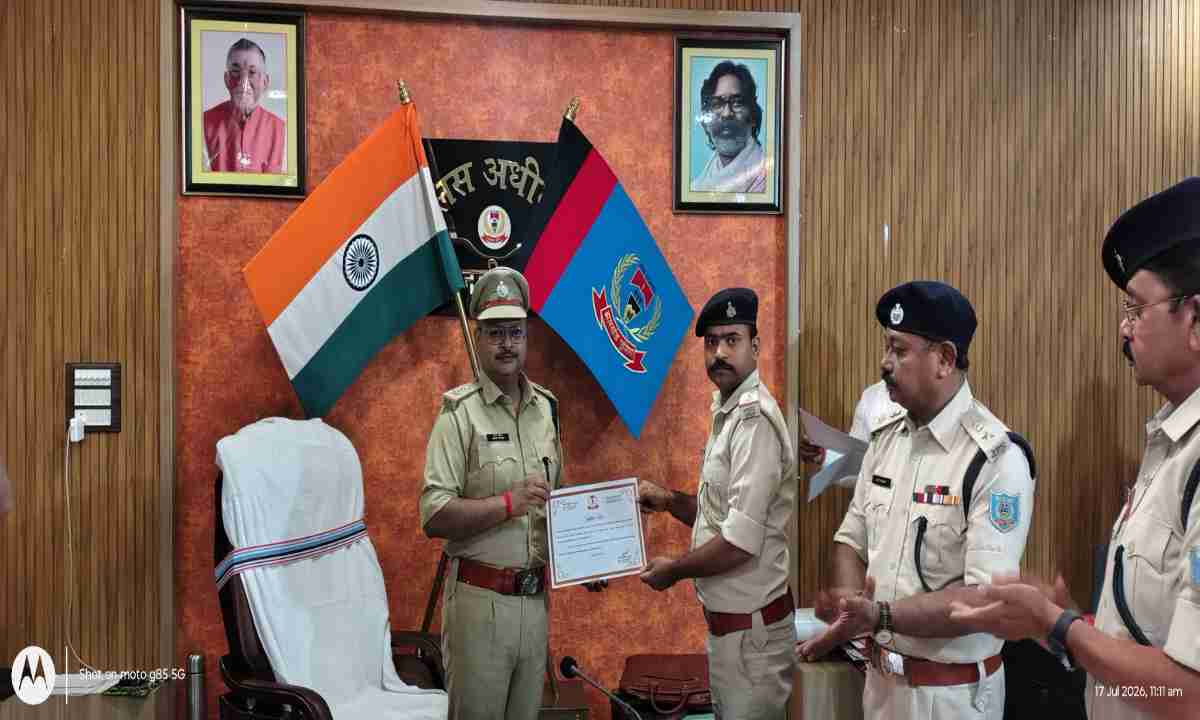 Hazaribagh News: पुलिस अधीक्षक ने अपराध समीक्षा बैठक में लंबित मामलों के त्वरित निष्पादन के दिए निर्देश