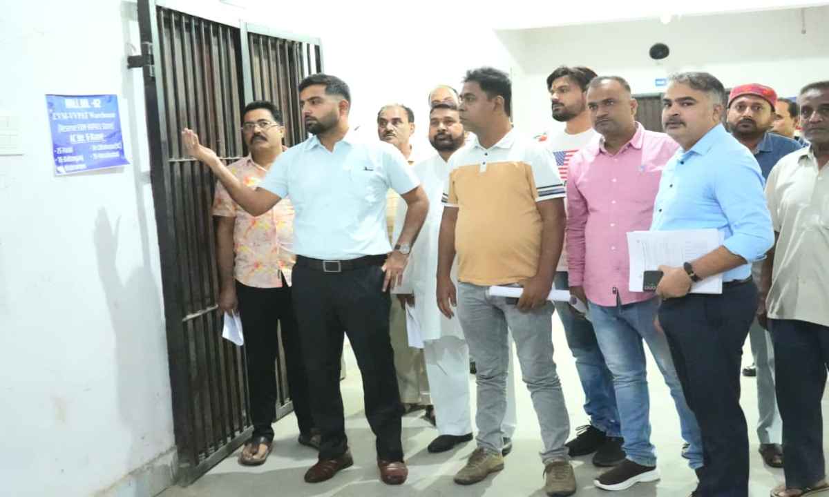 Palamu News: उपायुक्त सह जिला निर्वाचन पदाधिकारी दिलीप प्रताप सिंह शेखावत ने किया ईवीएम-वेयरहाउस का निरीक्षण