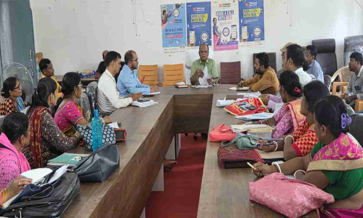 Dumka News: बीडीओ राजेश कुमार सिन्हा ने विशेष गहन पुनरीक्षण को लेकर की बीएलओ संग बैठक
