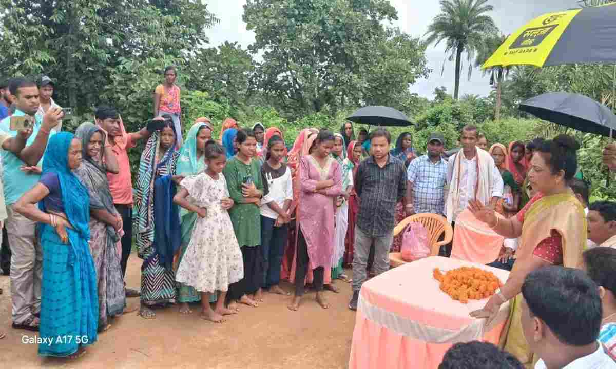 Dumka News: विधायक ने चाचने में 25.08 लाख की पीसीसी सड़क योजना का किया शिलान्यास