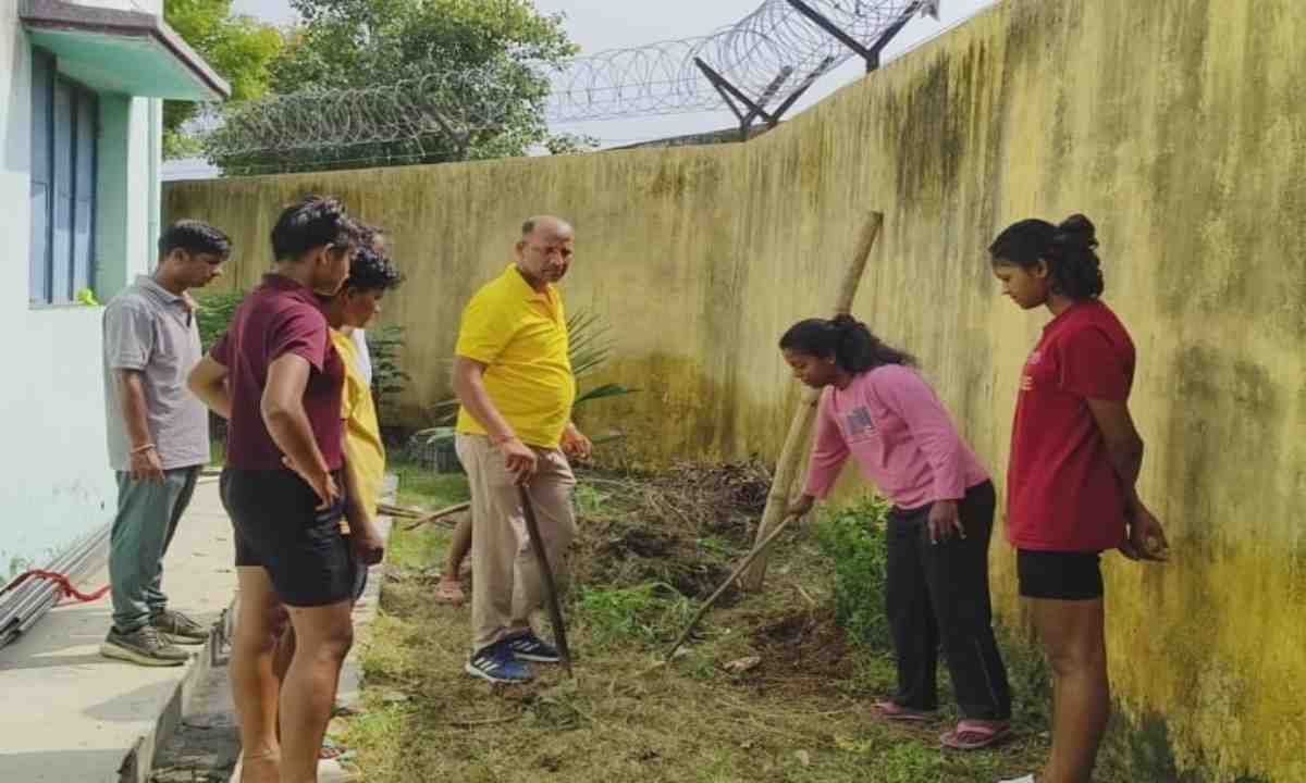 Hazaribagh News: बालिका खेल छात्रावास में विशेष स्वच्छता अभियान, महापौर और खेल पदाधिकारी ने किया श्रमदान