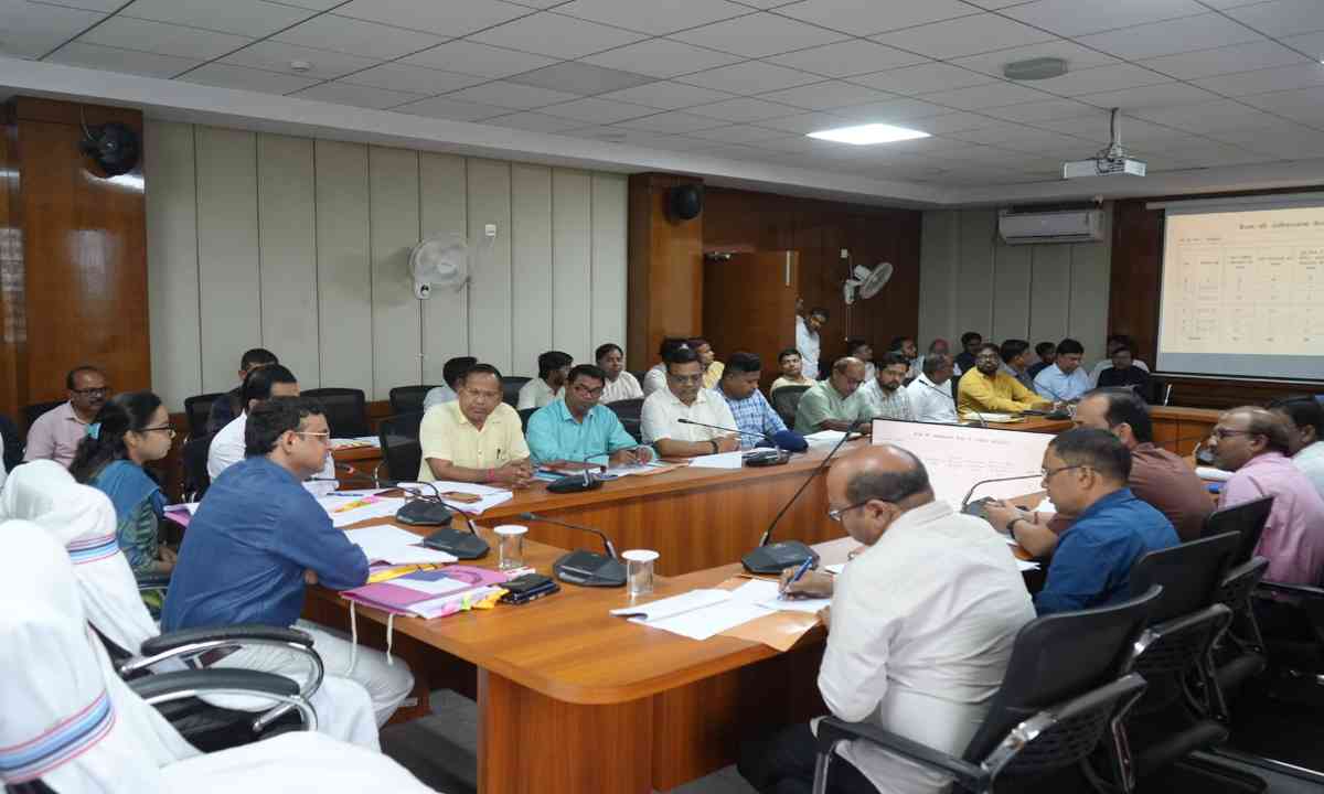 Hazaribagh News: उपायुक्त हेमंत सती ने ली डीएमएफटी योजनाओं की समीक्षा बैठक, दिए कड़े निर्देश