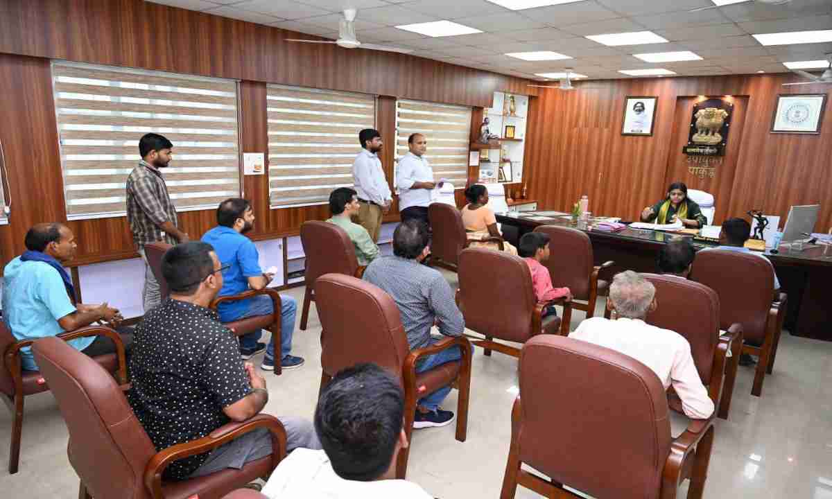 Pakur News : जन समाधान दिवस में पहुंचे फरियादी, उपायुक्त ने अधिकारियों को दिए त्वरित समाधान के निर्देश