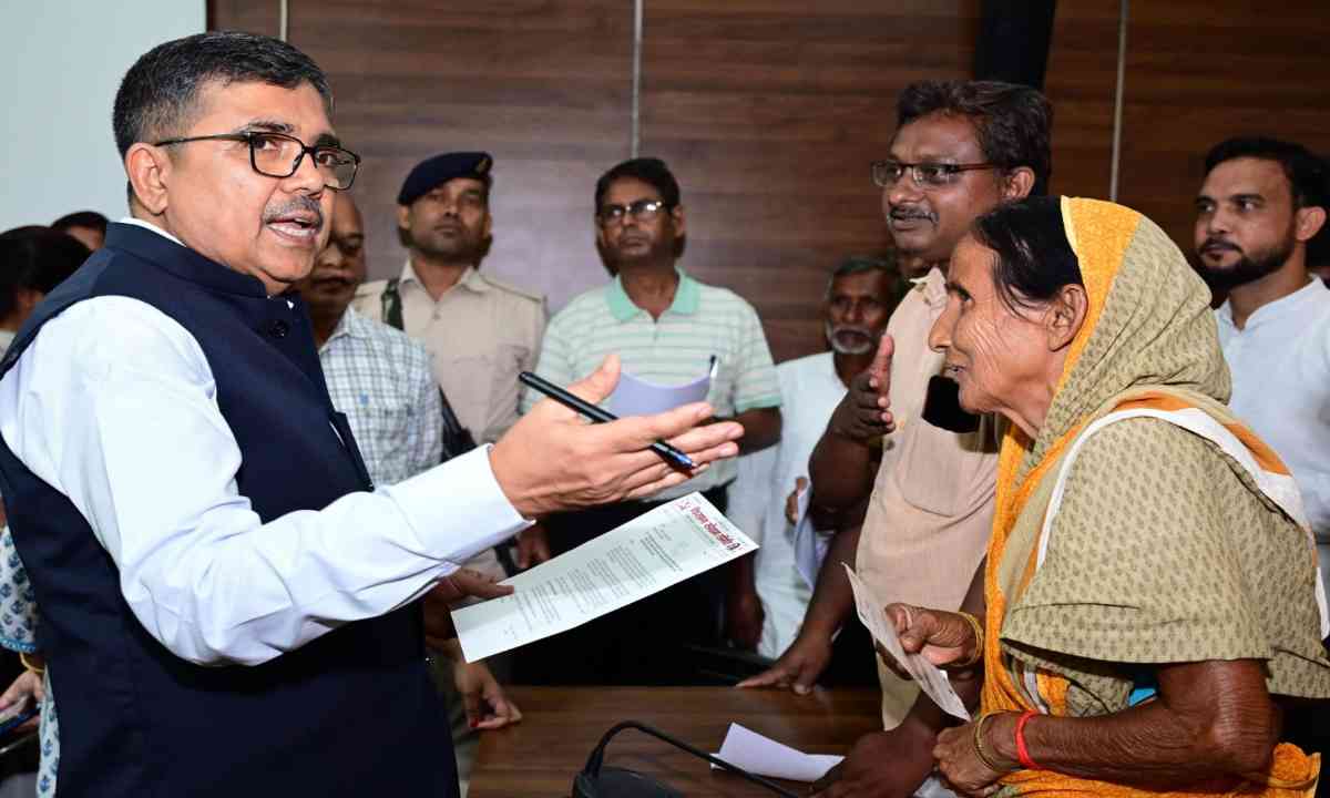 Bokaro News: समाहरणालय में आयोजित लोक संवाद कार्यक्रम में उपायुक्त ने सुनीं नागरिकों की समस्याएं