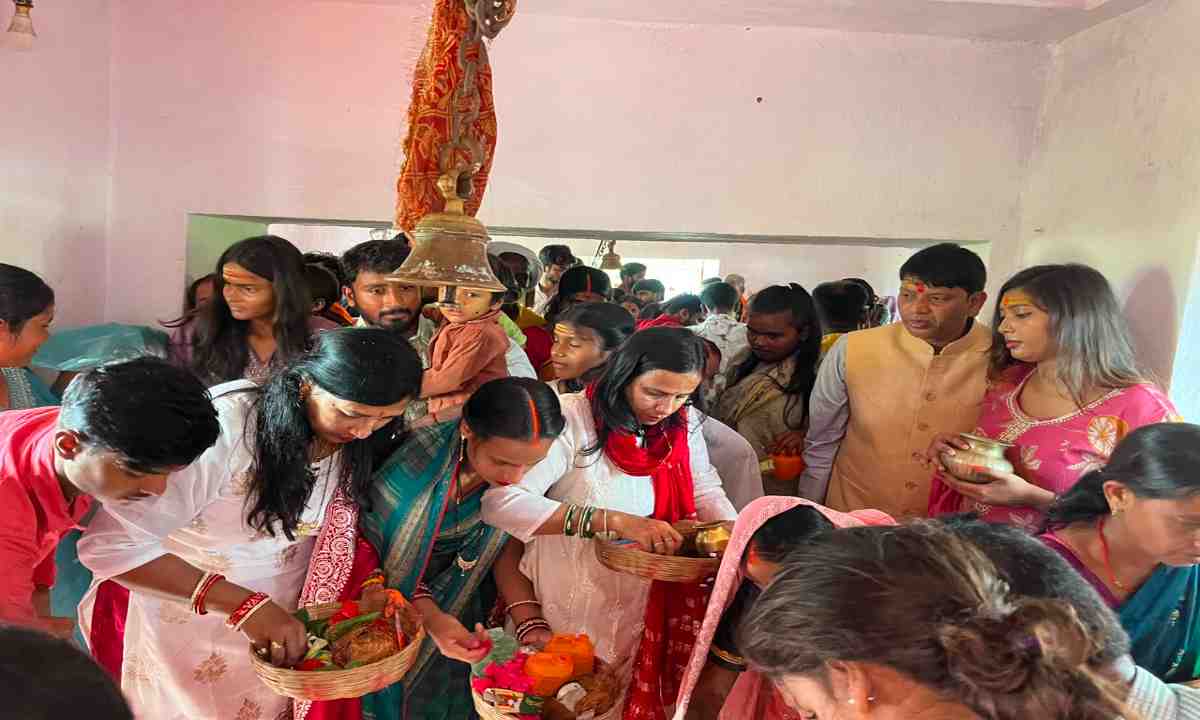 Hazaribagh News: बुढ़वा महादेव मंदिर में 10 हजार शिव भक्तों ने किया जलाभिषेक