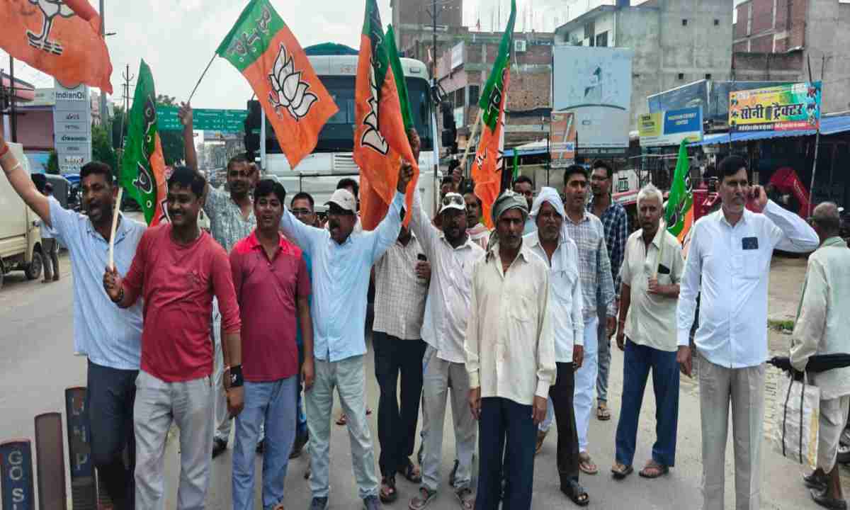 Koderma News: स्थानीय समस्याओं और मांगों को लेकर सड़कों पर उतरे भाजपा कार्यकर्ता