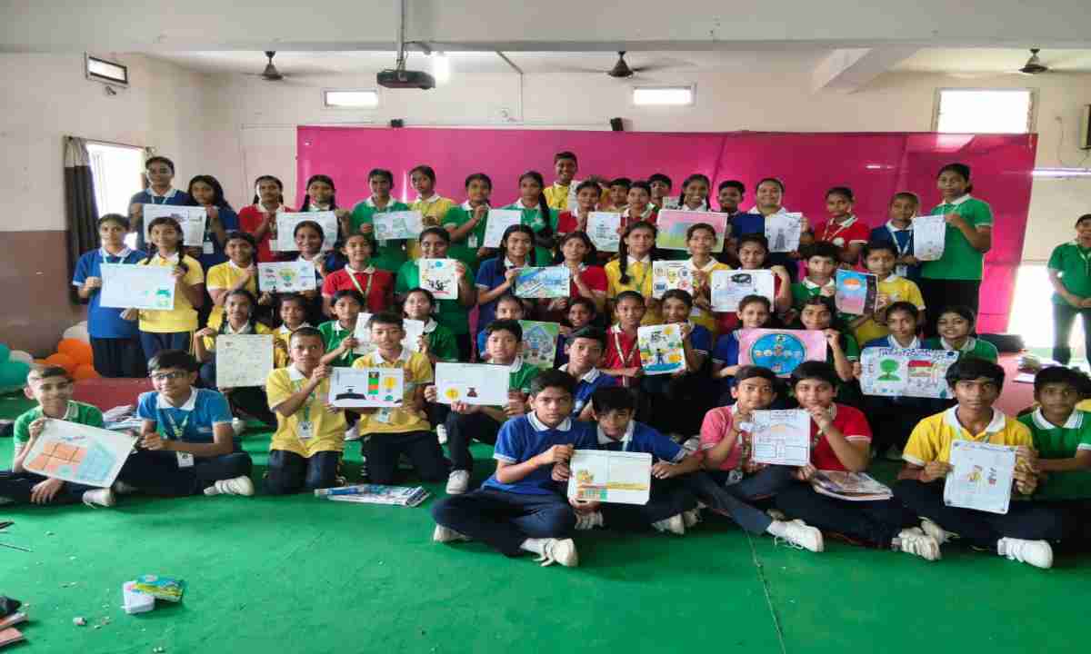 Koderma News: सेक्रेड हार्ट स्कूल में दिखा बच्चों का इनोवेशन टैलेंट, पोस्टर प्रतियोगिता में चमके युवा