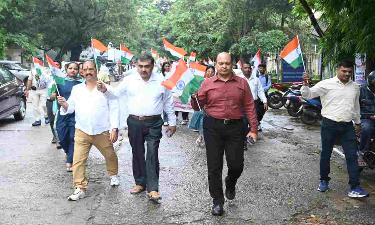 Ranchi News: डॉ. श्यामा प्रसाद मुखर्जी विश्वविद्यालय में कुलपति राजीव मनोहर के नेतृत्व में भव्य तिरंगा यात्रा