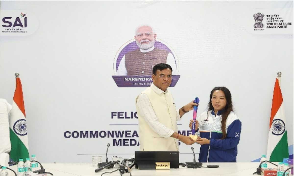 Sports News: कॉमनवेल्थ गेम्स में चमके भारतीय वेटलिफ्टर्स, नकद पुरस्कार देकर किया सम्मानित