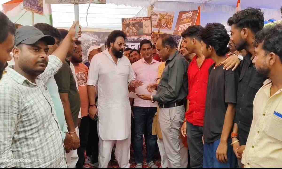 Palamu News: मेदिनीनगर में छात्रों पर लाठीचार्ज के खिलाफ सूर्या सोनल सिंह का एक दिवसीय सत्याग्रह