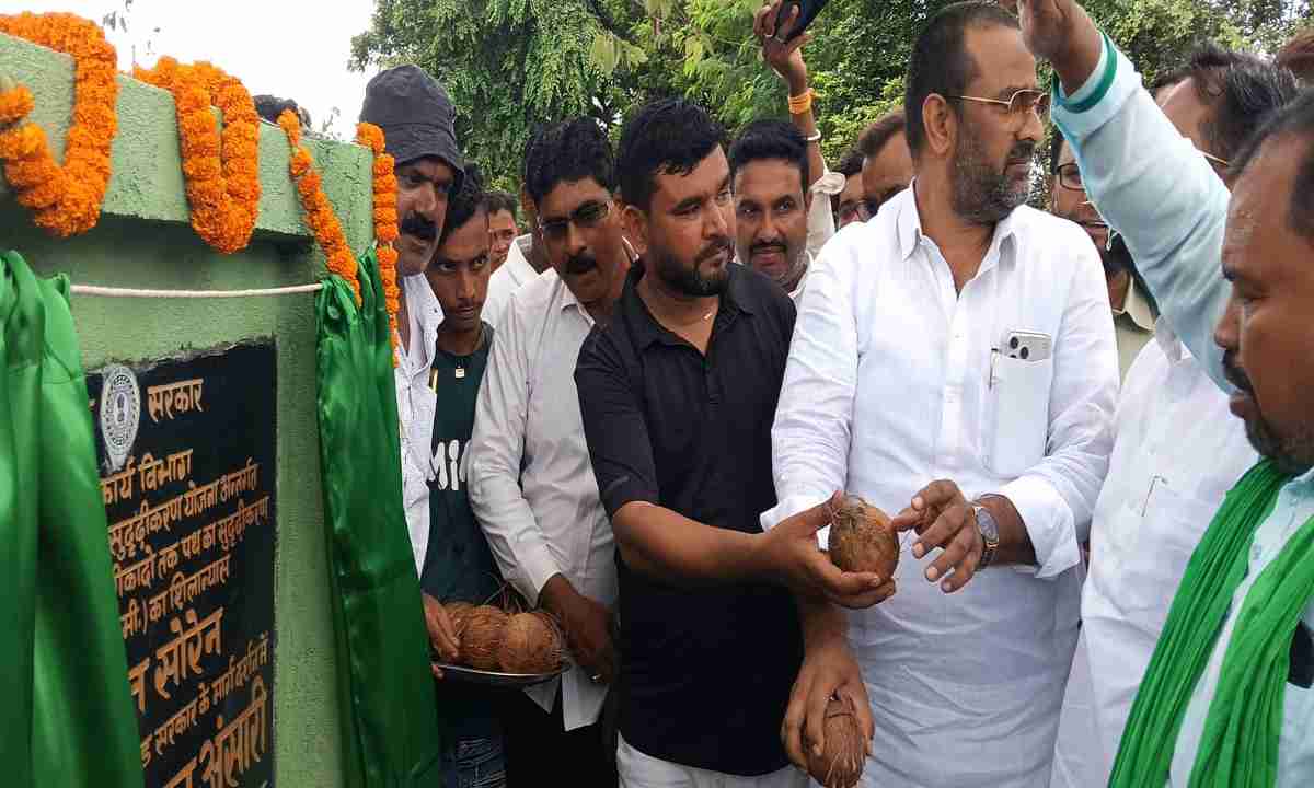 Deoghar News: जल संसाधन मंत्री हफीजुल हसन ने मधुपुर में 11 करोड़ की सात सड़कों का किया शिलान्यास
