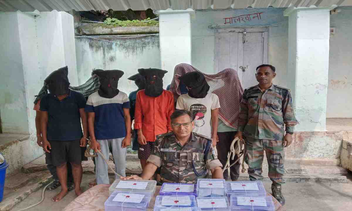 Deoghar News: पुलिस की बड़ी कार्रवाई, कस्टमर केयर बनकर ठगी करने वाले 9 साइबर अपराधी गिरफ्तार