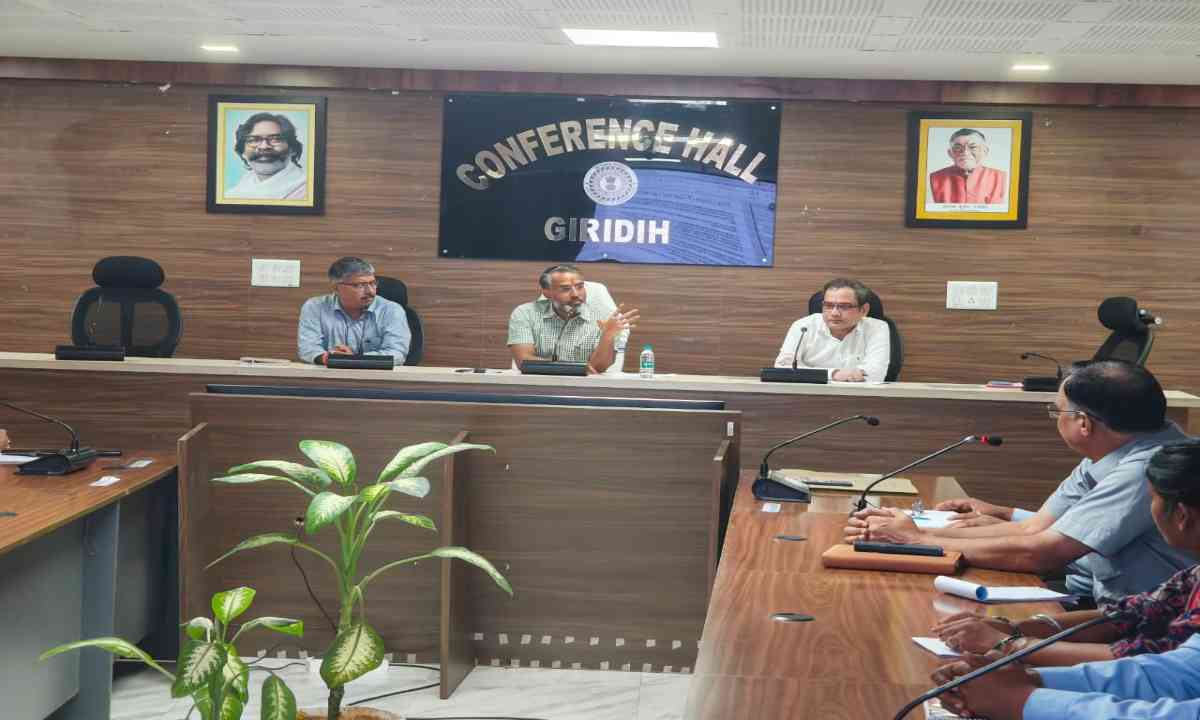 Giridih News: उपायुक्त रामनिवास यादव ने सीसीएल क्षेत्र में आजीविका संवर्धन पर की समीक्षा बैठक