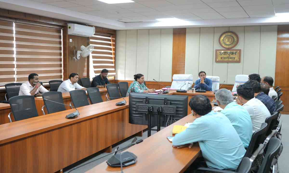 Hazaribagh News: उपायुक्त हेमंत सती की अध्यक्षता में आयोजित हुई जिला सड़क सुरक्षा समिति की बैठक