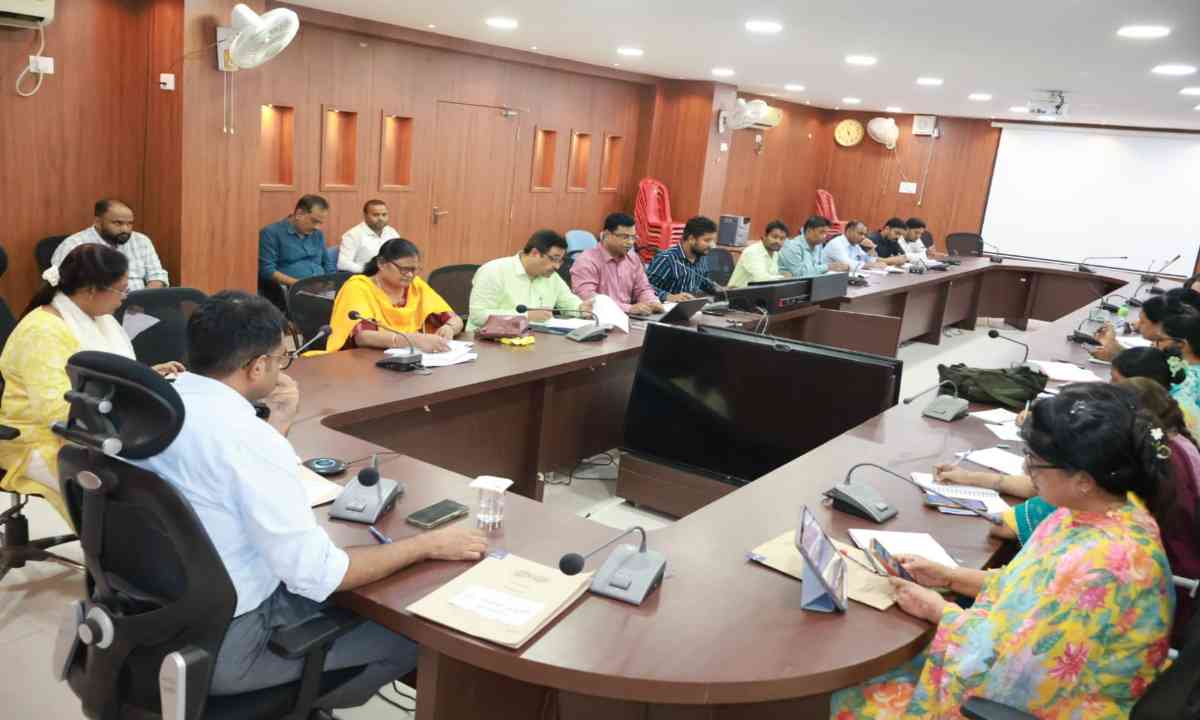 Koderma News: उपायुक्त उत्कर्ष गुप्ता की अध्यक्षता में समाज कल्याण विभाग की समीक्षा बैठक संपन्न