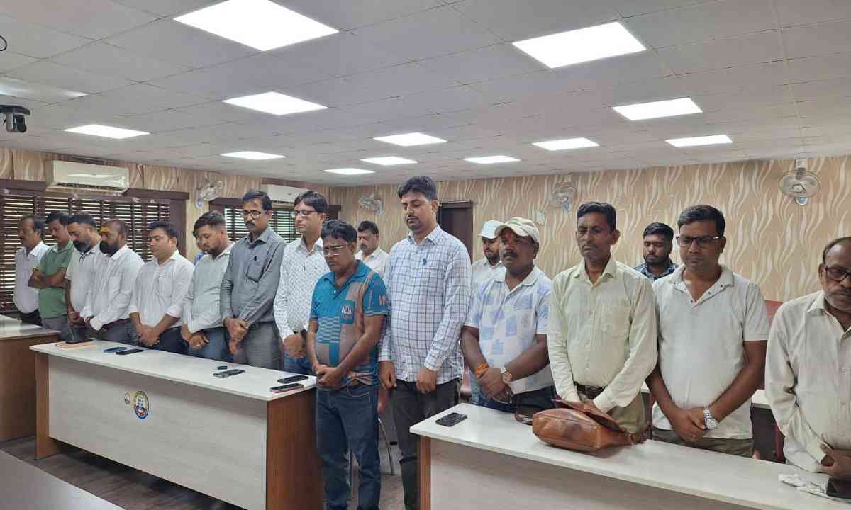 Pakur News: सूचना भवन में शोकसभा का आयोजन, दिवंगत पत्रकार रमेश ठाकुर को दी गई श्रद्धांजलि