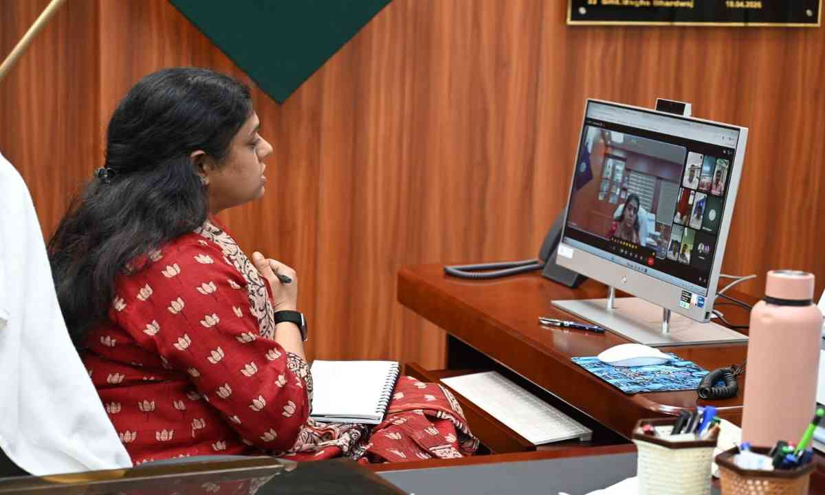 Pakur News: उपायुक्त मेघा भारद्वाज ने जाति व आवासीय प्रमाणपत्रों के मामलों की समीक्षा की