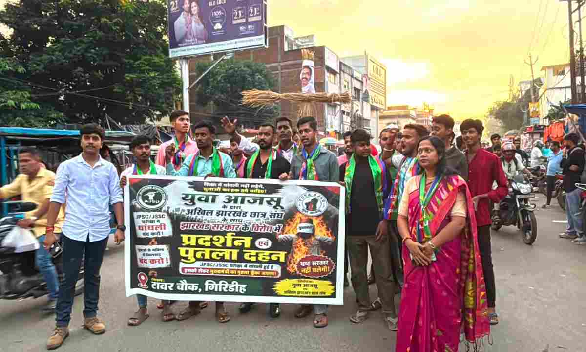 जेपीएससी-जेएसएससी परीक्षा में धांधली के खिलाफ आजसू कार्यकर्ताओं ने फूंका राज्य सरकार का पुतला