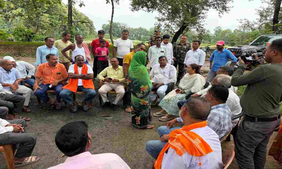 Giridih News: तारा पंचायत में अग्निकांड पीड़ित परिवार से मिलीं विधायक मंजु कुमारी, हरसंभव मदद का दिया भरोसा