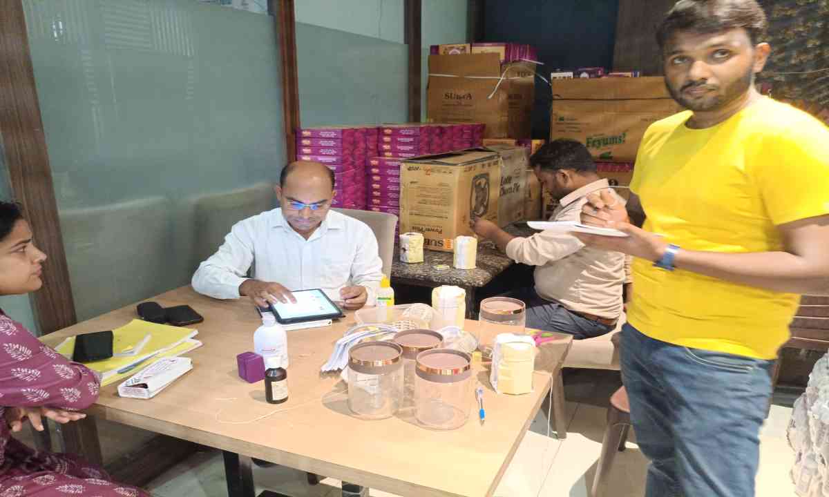 Hazaribagh News: उपायुक्त के आदेश पर खाद्य सुरक्षा टीम का मिठाई दुकानों में औचक निरीक्षण
