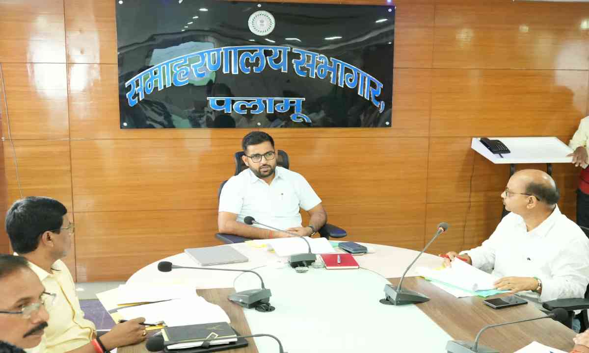 Palamu News: उपायुक्त दिलीप प्रताप सिंह शेखावत ने की राजस्व संग्रहण व विकास कार्यों की गहन समीक्षा