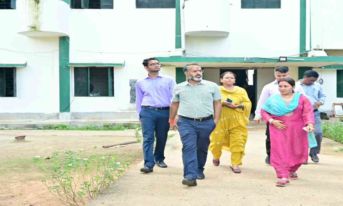 Giridih News: उपायुक्त ने कस्तूरबा विद्यालय की सुरक्षा, स्वच्छता और शैक्षणिक व्यवस्था का लिया जायजा