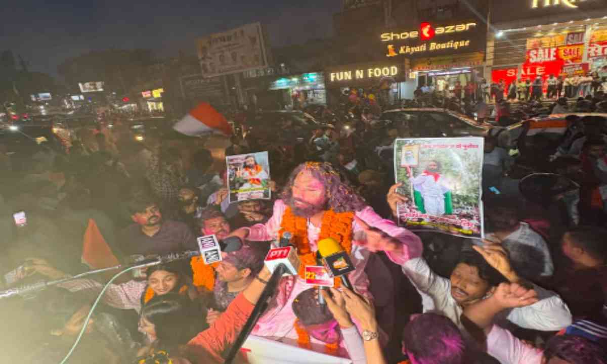 JPSC Protest: जेपीएससी-जेएसएससी अभ्यर्थियों ने निकाली आभार यात्रा, अबीर-गुलाल और आतिशबाजी से जताया जश्न