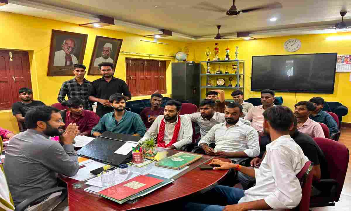 Giridih News: NCC छात्राओं से दुर्व्यवहार मामले में एबीवीपी और आजसू ने प्राचार्य से की वार्ता