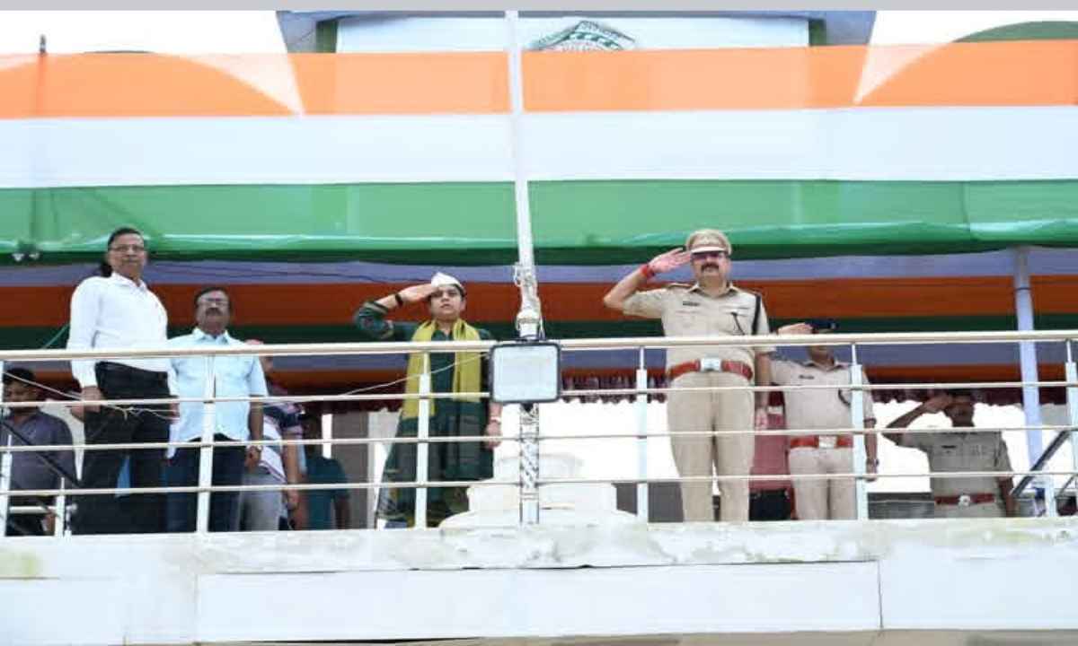 Pakur News: उपायुक्त मेघा भारद्वाज और एसपी अनुदीप सिंह ने परेड पूर्वाभ्यास का किया निरीक्षण