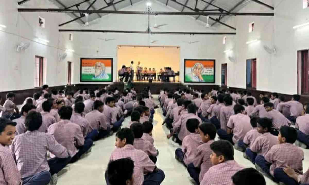 Sahebganj News: ईस्टर्न रेलवे हाई स्कूल में 'हर घर तिरंगा' अभियान के तहत क्विज प्रतियोगिता आयोजित