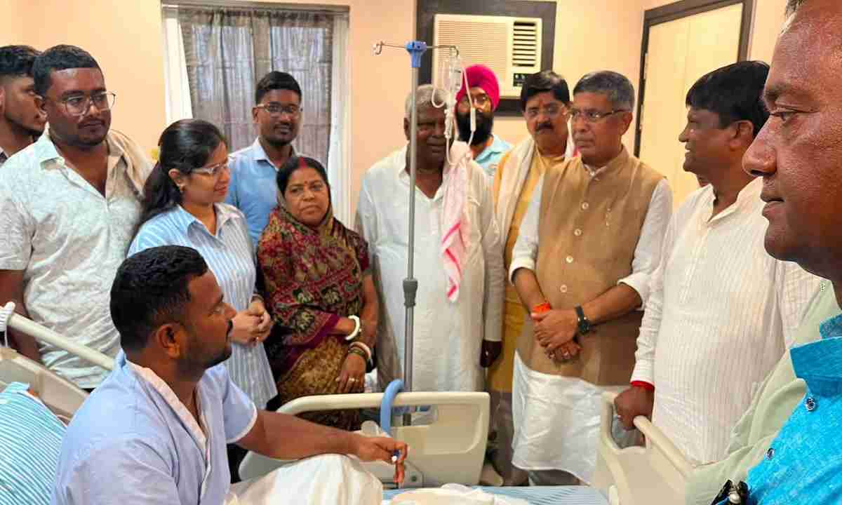 भाजपा प्रदेश अध्यक्ष आदित्य साहू ने एसजेएस अस्पताल में इंद्रजीत महतो से की मुलाकात