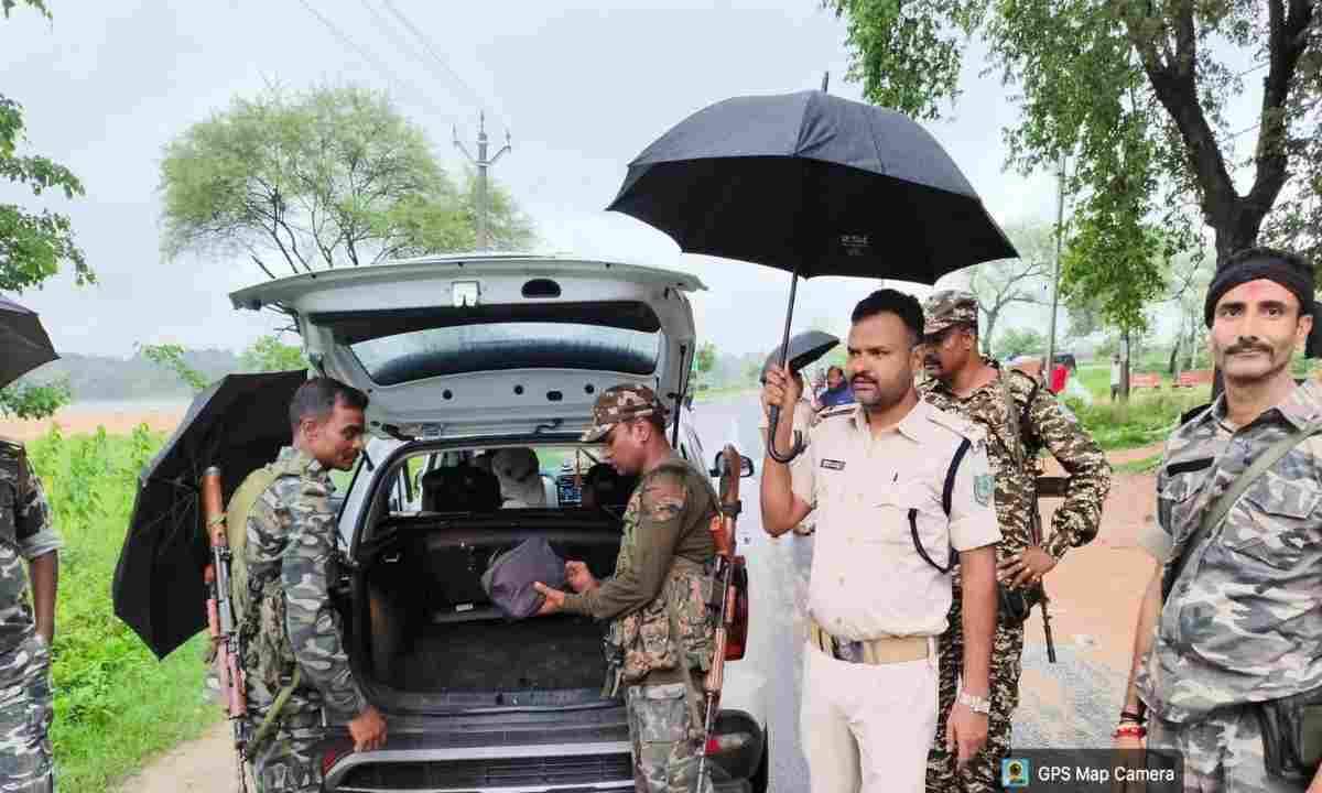 Palamu News: एसपी कपिल चौधरी के निर्देश पर पलामू में सघन वाहन जांच, 12 स्थानों पर 550 वाहनों की चेकिंग