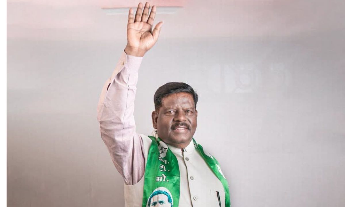 JMM Celebration: विधायक हेमलाल मुर्मू के जन्मदिन पर कार्यकर्ताओं ने बांटी मिठाइयां