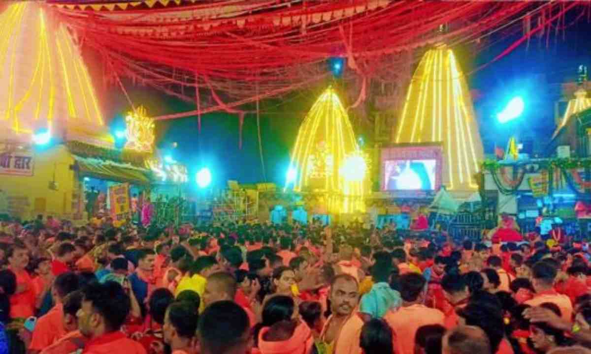 Deoghar News: बोल बम के जयघोष से गूंजा देवघर, बाबा मंदिर में जलार्पण के लिए उमड़ी कांवरियों की भीड़