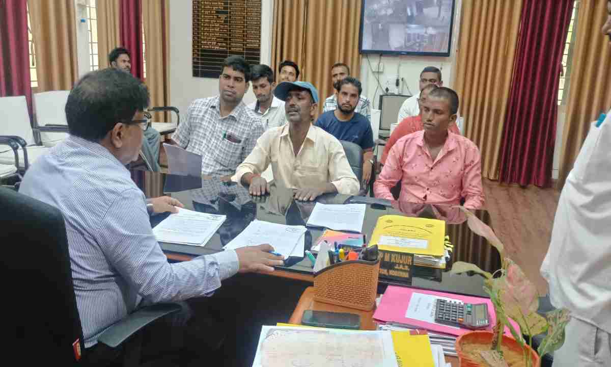 Koderma News: अपर समाहर्ता संजय कुजूर ने जनता दरबार में सुनीं आमजनों की गंभीर समस्याएं