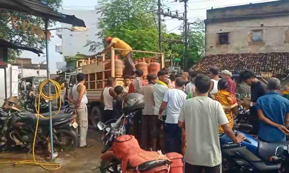 Koderma News: इंडेन गैस एजेंसी की कालाबाजारी के खिलाफ ग्रामीणों ने उपायुक्त को सौंपा सामूहिक आवेदन